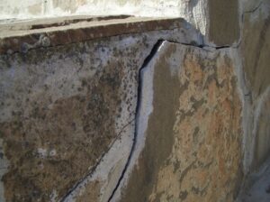 Трещины в фундаменте дома: Причины возникновения и методы их ремонта
