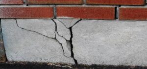 Трещины в фундаменте дома: Причины возникновения и методы их ремонта