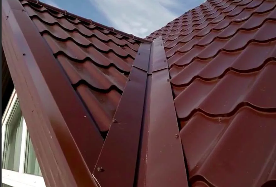 Как покрыть крышу металлочерепицей своими руками?