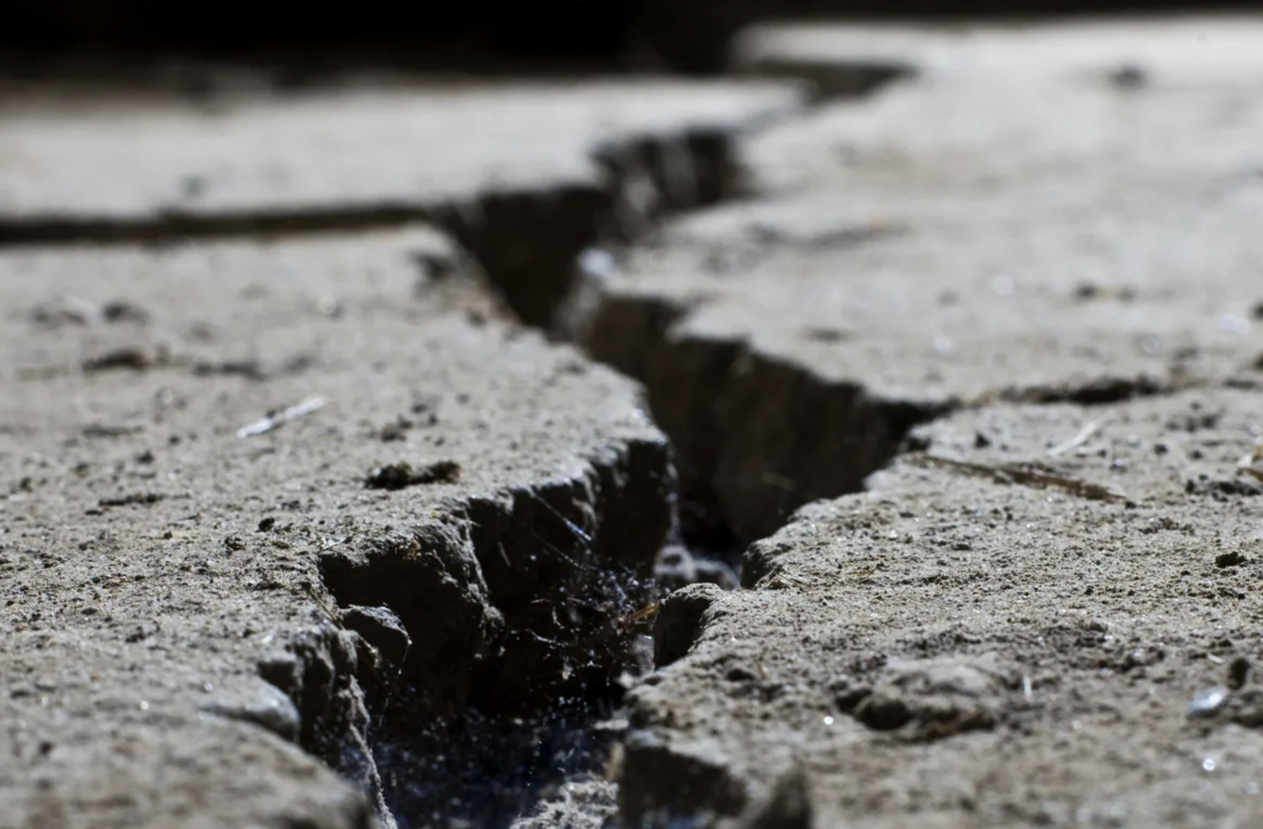 Трещины грунта. Трещины на асфальте. Трещина в земле. Трещины в бетоне. Разрушенный бетон.