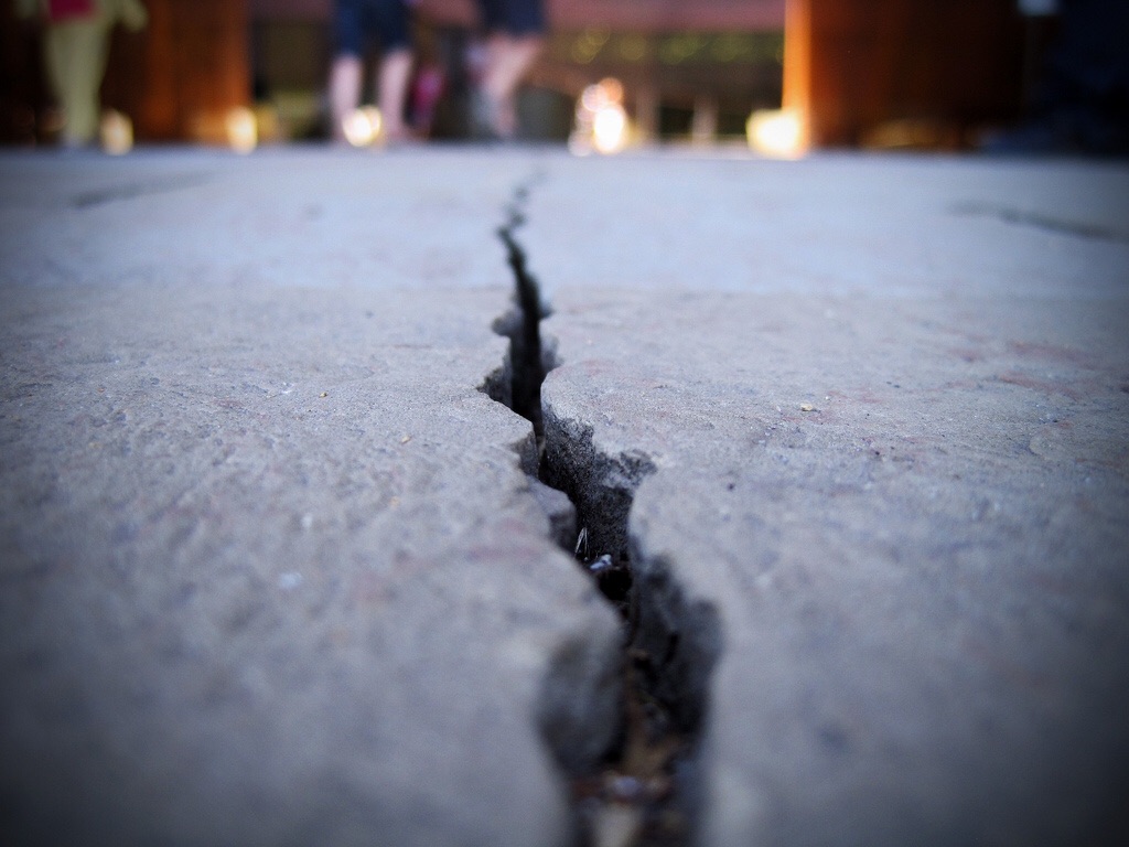 Причины возникновения трещин в бетонном полу
