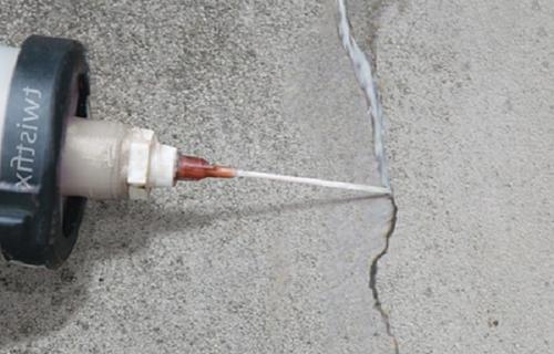 Устранение мелких дефектов бетонной стяжки
