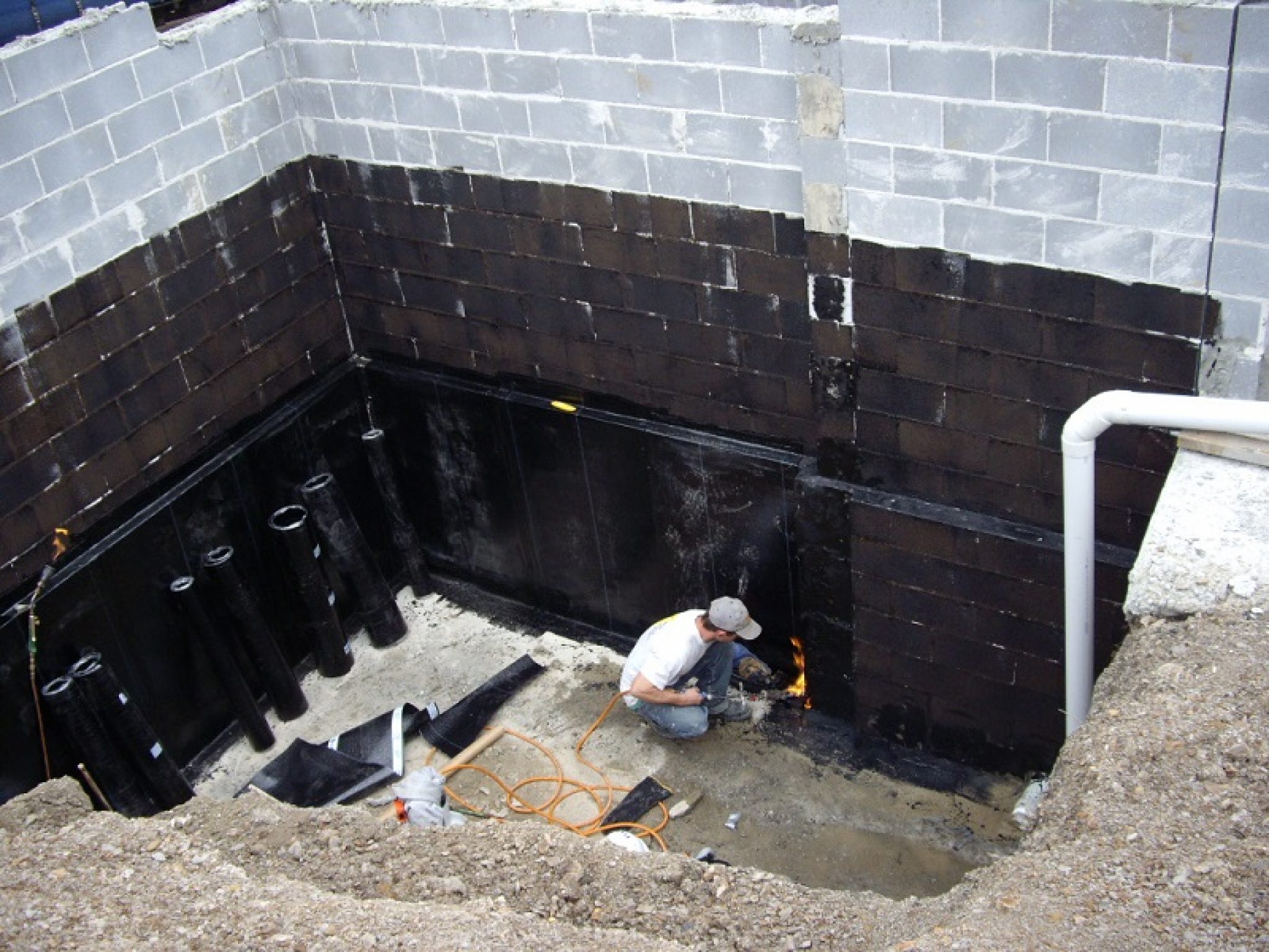 Подземная гидроизоляция. Обмазочная гидроизоляция подвала. Гидроизоляция стен подвала изнутри. Гидроизоляция пола в подвале изнутри от грунтовых. Гидроизоляция фундамента изнутри подвала.