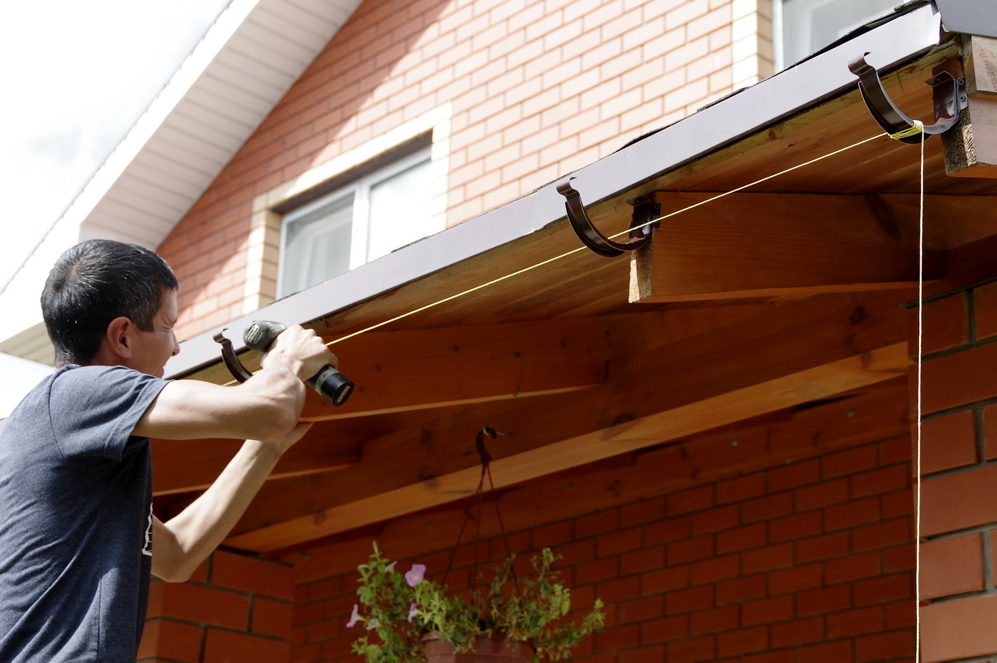 как правильно сделать водоотвод с крыши дома